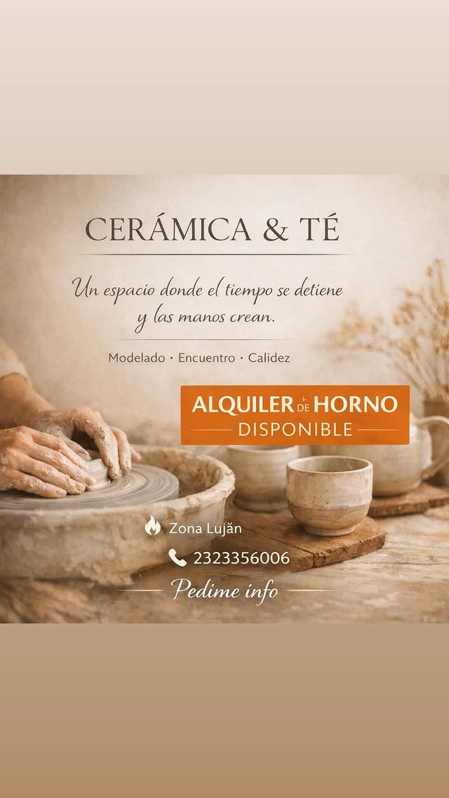 Interior del taller de cerámica con piezas en estanterías